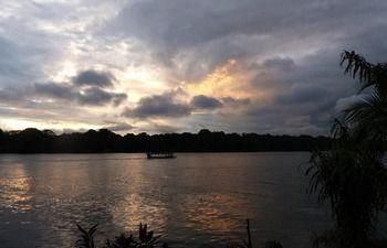 Miss Junies Lodge Tortuguero Exteriör bild