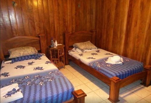 Miss Junies Lodge Tortuguero Exteriör bild