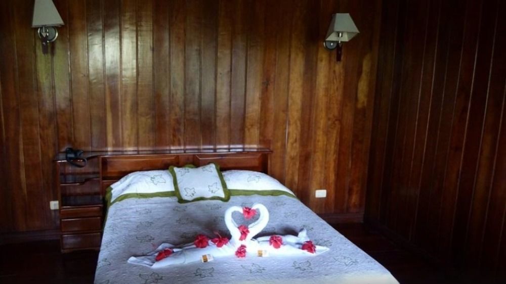 Miss Junies Lodge Tortuguero Exteriör bild