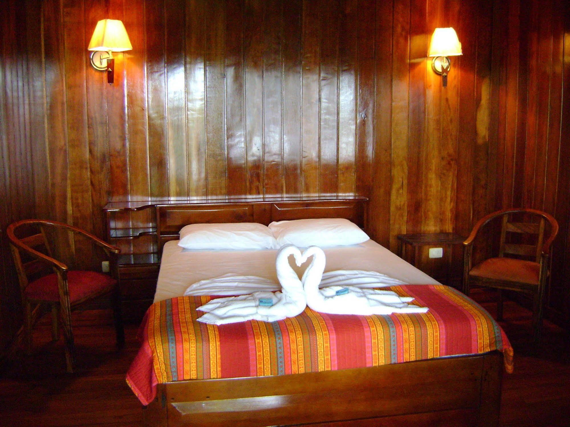 Miss Junies Lodge Tortuguero Exteriör bild