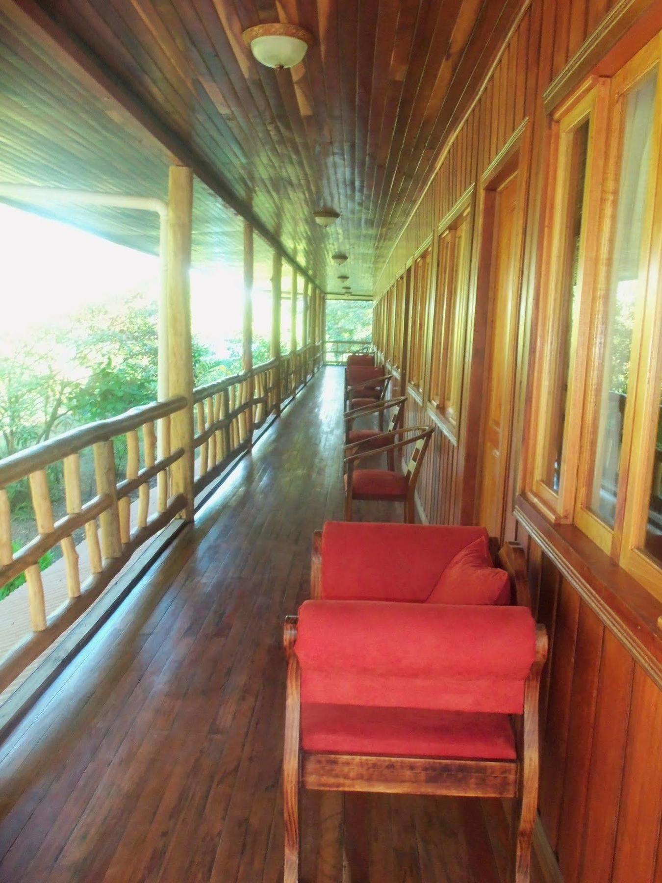 Miss Junies Lodge Tortuguero Exteriör bild