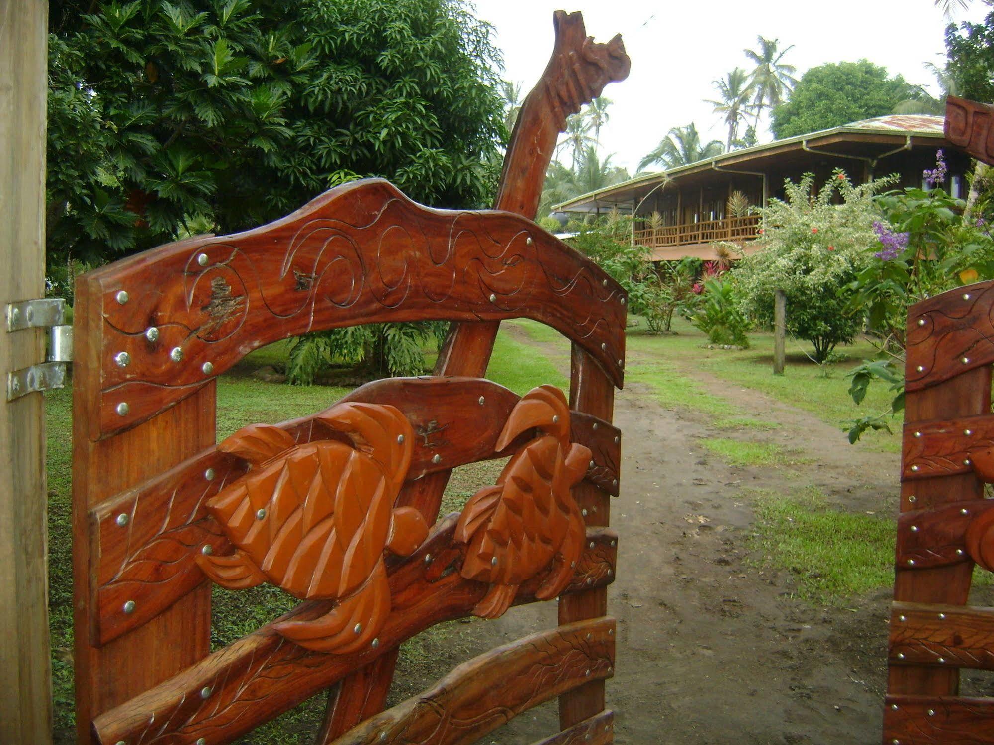 Miss Junies Lodge Tortuguero Exteriör bild